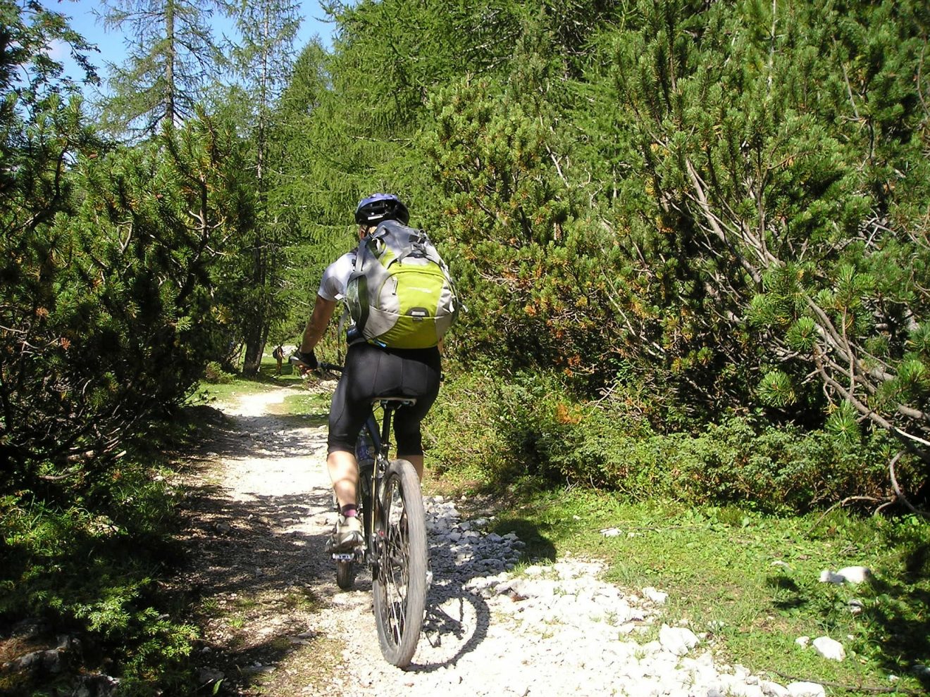 Mountainbiker müssen beim Befahren der Strecken eine Radweg-Mindestbreite von 2 Metern beachten.