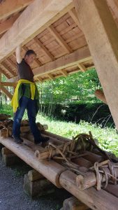Schwarzwald-Guide Matthias Kober auf dem Schaufloß auf dem Flößerpfad im Kinzigtal