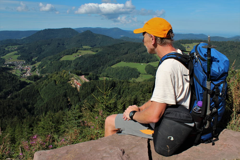 Wildtier-Experte Peter Sürth mit Schwarzwald-Panorama