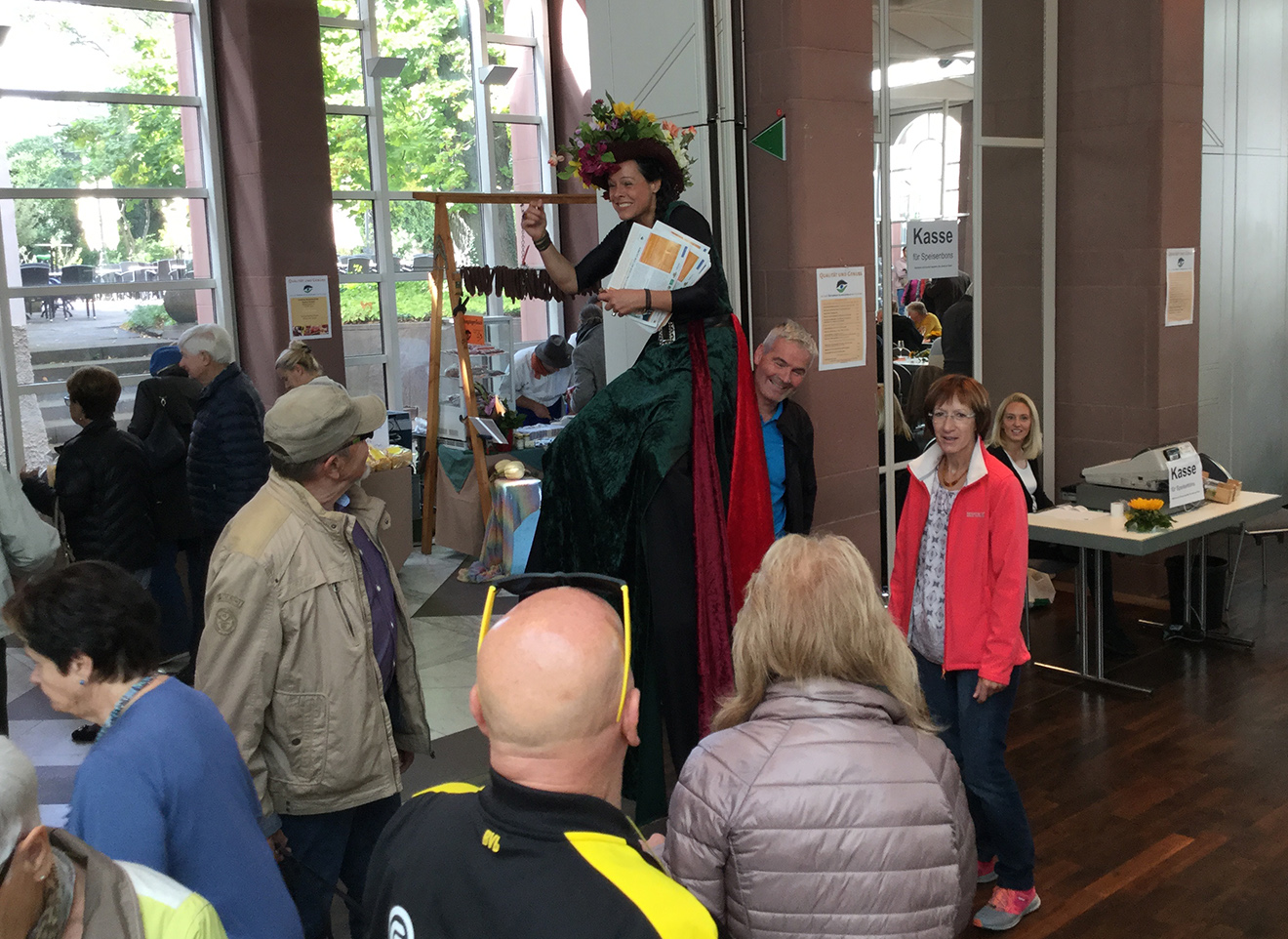 Naturpark Schwarzwald Blog, Genuss-Messe Ettlingen, Blumenfee nutzt Besucherschulter als Stuhl