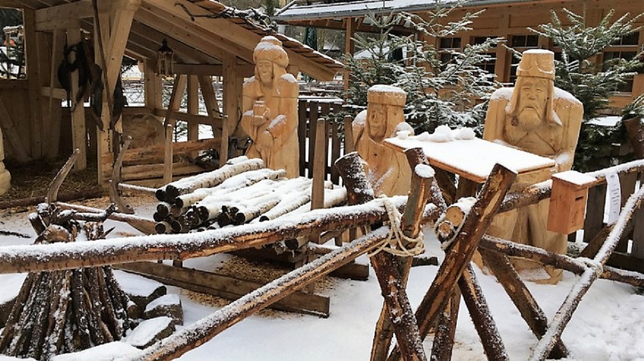 Weihnachtskrippe mit lebensgroßen Figuren vor der Geroldsauer Mühle
