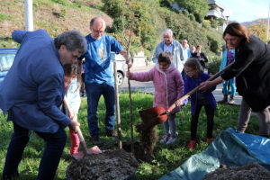 Naturpark Schwarzwald Blog, Naturpark-Schule: der Polizei-Apfelbaum wird gepflanzt