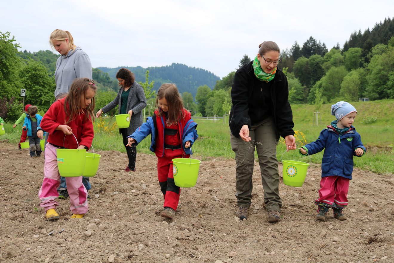Aussaat Blühender Naturpark Lautenbach mit 100 Kindern