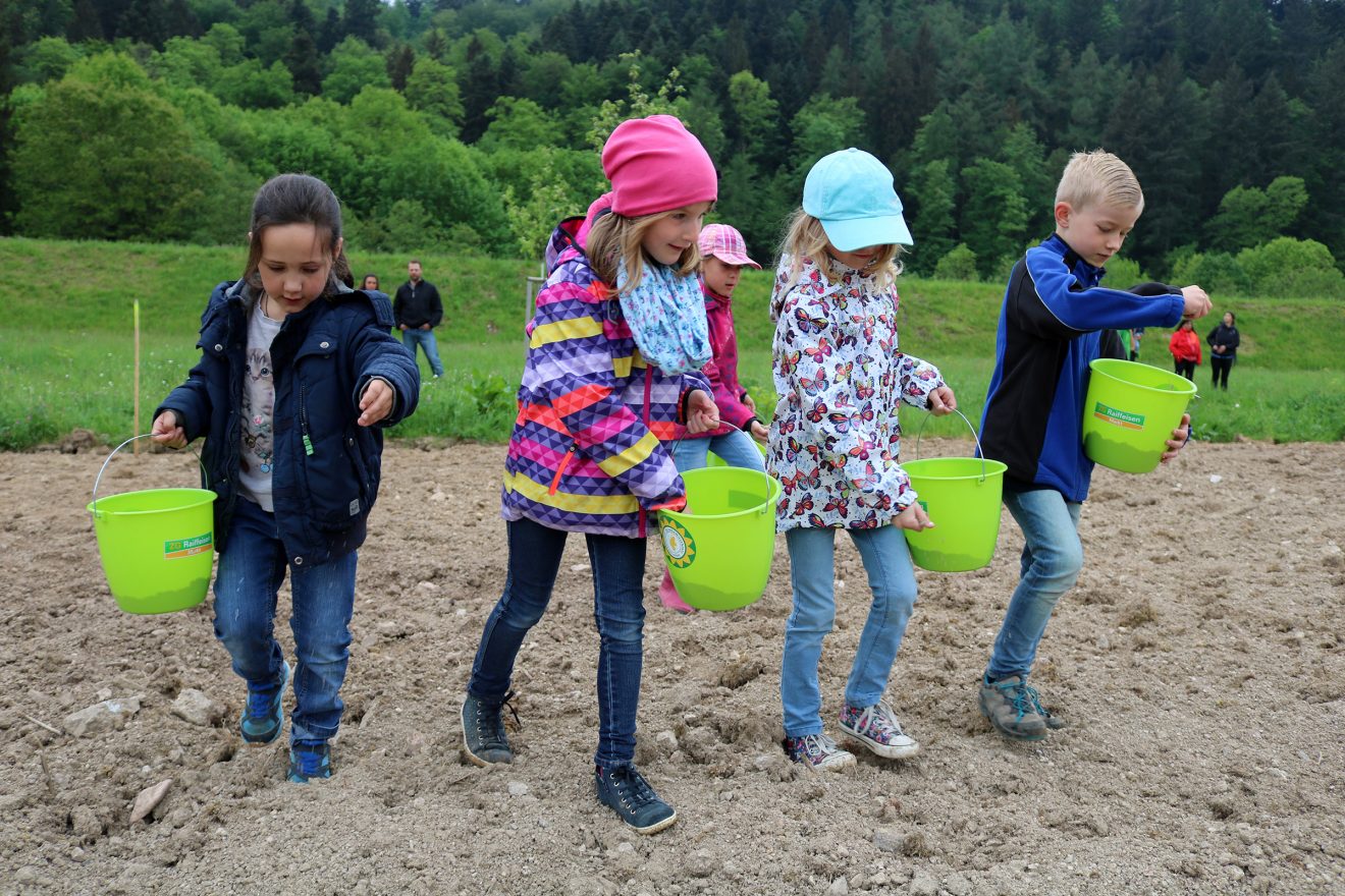 Aussaat Blühender Naturpark Lautenbach mit 100 Kindern
