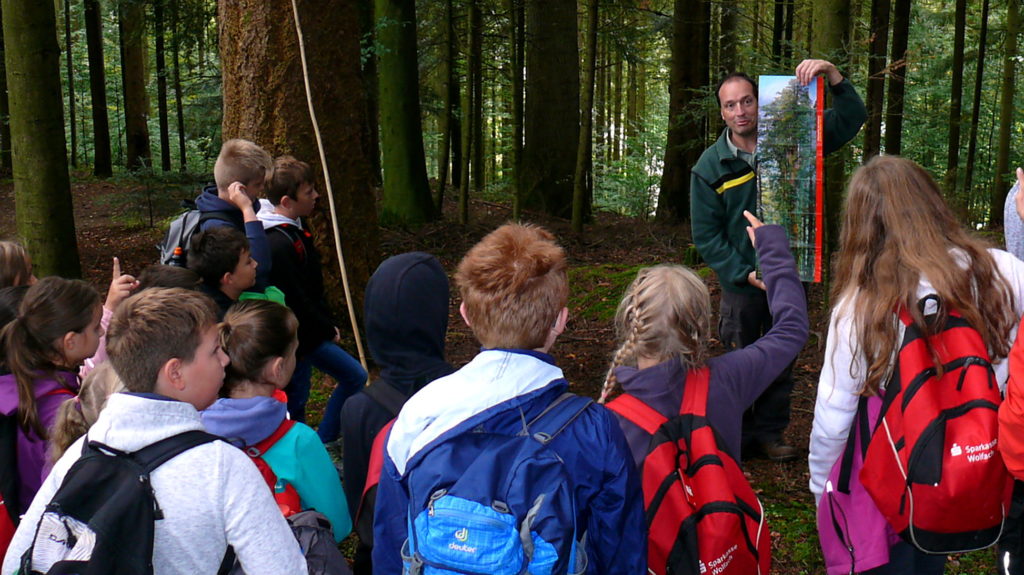 Naturpark-Schule Wolftalschule Oberwolfach mit dem Förster unterwegs