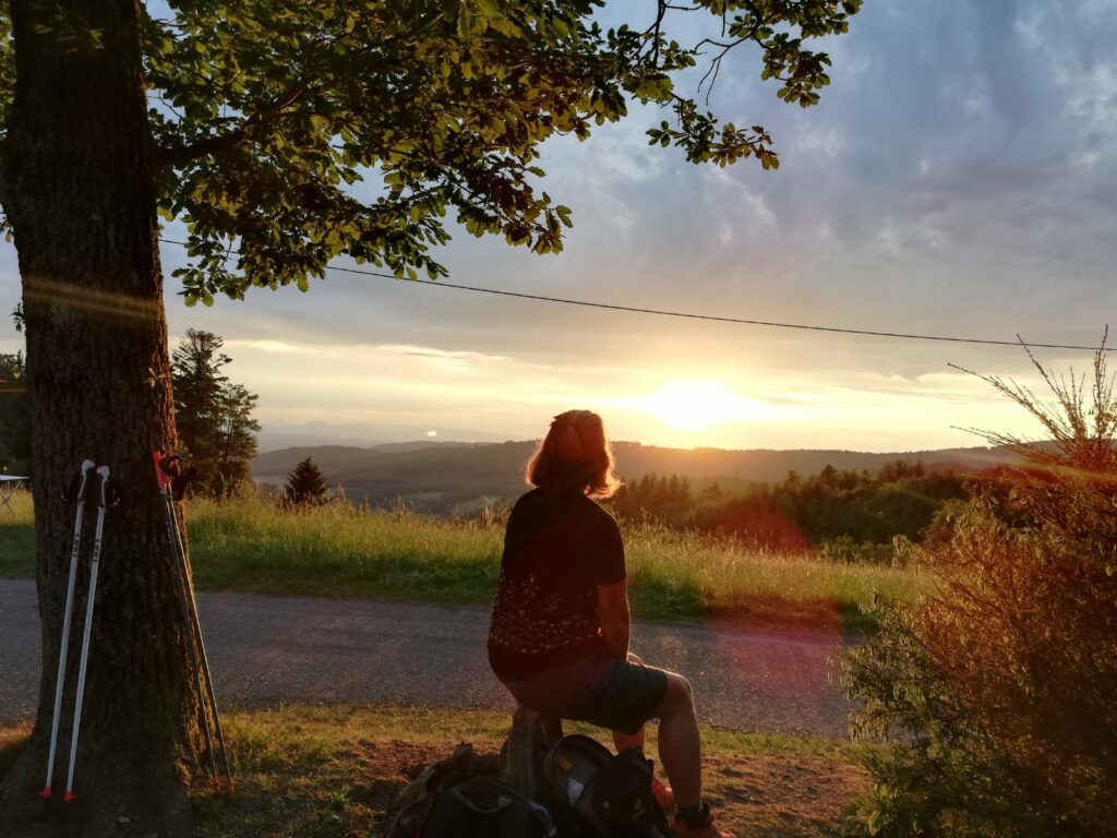 Sinnende Frau bei Sonnenuntergang. Copyright: Martina Dönnebrink-Probst